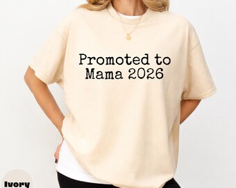 Camiseta con colores cómodos "Ascendida a Mamá 2026", camiseta para anunciar el embarazo
