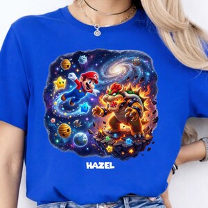 Pu&ograve; includere: Un cartello in legno rustico con la scritta "Welcome to our home" in lettere bianche. Il cartello presenta una finitura invecchiata e un design semplice e accogliente.