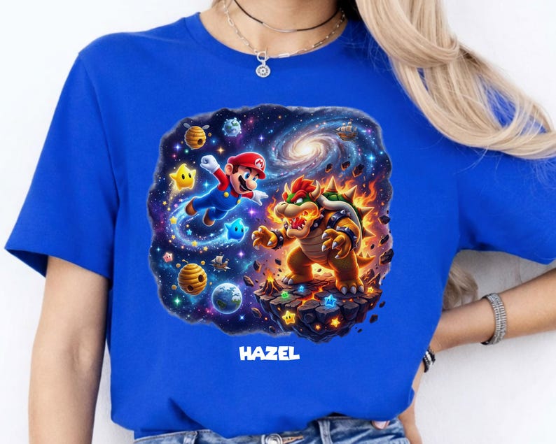 Pu&ograve; includere: Un cartello in legno rustico con la scritta "Welcome to our home" in lettere bianche. Il cartello presenta una finitura invecchiata e un design semplice e accogliente.