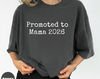 Camiseta de anuncio de embarazo "Promocionada a Mamá 2026" con colores cómodos