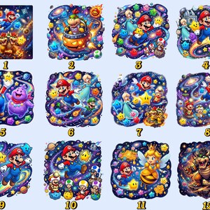 Pu&ograve; includere: Una collezione di dodici vivaci stampe d'arte digitale quadrate con personaggi della serie di videogiochi Super Mario. Ogni stampa mostra una scena diversa con Mario, Bowser, la Principessa Peach e altri personaggi in un'ambientazione cosmica colorata.