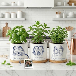 Puede incluir: Tres macetas de cerámica blancas con ilustraciones de amigos y texto. Cada maceta contiene una hierba diferente. La primera dice "Soul sister forever", la segunda "A true friendship is a journey without an end" y la tercera "Best friends are forever".