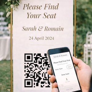 Peut inclure: Panneau de plan de table de mariage avec le texte "Please Find Your Seat", les noms "Sarah & Romain" et la date "24 avril 2024". Un code QR et un smartphone affichant une recherche de place sont également visibles.