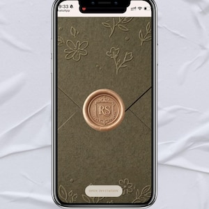 Peut inclure: Un écran de smartphone affiche une invitation numérique. Le fond vert olive présente des motifs floraux en relief et un sceau de cire doré orné des initiales "RS". Le texte "OPEN INVITATION" est en bas. L'heure est 9h33.