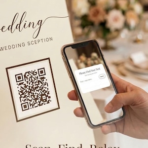 Peut inclure: Un panneau de réception de mariage avec un code QR et le texte "Scan. Find. Relax." Un smartphone affiche une invite de recherche de place. Le panneau est sur un chevalet, avec un arrangement floral flou en arrière-plan. Le panneau indique "Wedding Sception".