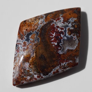 Op de afbeelding: Set van drie keramische mokken met een gespikkelde, matte afwerking. De mokken zijn in crème, lichtgrijs en donkergrijs. Elke mok heeft een eenvoudig, minimalistisch ontwerp.