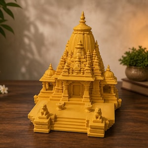 Può includere: Un dettagliato tempio in miniatura giallo ocra con intagli intricati, gradini e statue di leoni. Il modello presenta più livelli e un tetto a cupola. La scena comprende una lampada in ottone, fiori e una lanterna decorativa.
