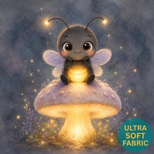 Puede incluir: Una ilustración digital de un insecto gris oscuro y peludo con grandes ojos marrones y alas translúcidas, sentado sobre un hongo de color violeta claro brillante. El insecto tiene dos antenas con puntas luminosas y destellos dorados.