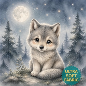 Puede incluir: Un cachorro de lobo gris y esponjoso sentado en un bosque de noche bajo una luna llena y un cielo estrellado. La escena muestra árboles de hoja perenne oscuros y un suelo brumoso. Una insignia azul turquesa muestra el texto ULTRA SOFT FABRIC.