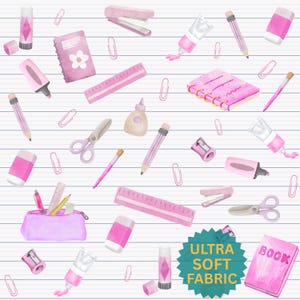 Puede incluir: Ilustración en acuarela de útiles escolares rosas, incluyendo lápices, gomas de borrar, reglas, tijeras y un estuche. El fondo es papel rayado. Una insignia turquesa dice "ULTRA SOFT FABRIC".