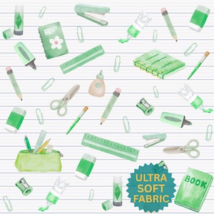 Puede incluir: Ilustración en acuarela de varios útiles escolares verdes sobre un fondo blanco con líneas azules. Incluye lápices, gomas de borrar, reglas, tijeras, pegamento, grapadoras, clips y un cuaderno. También se ve el texto "ULTRA SOFT FABRIC" y "BOOK".