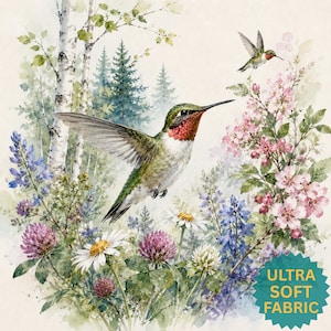 Puede incluir: Una ilustración en acuarela que muestra dos colibríes en vuelo en una escena forestal con abedules, pinos y una variedad de flores silvestres, incluyendo margaritas y tréboles. Una insignia en forma de estrella azul verdoso muestra el texto ULTRA SOFT FABRIC.