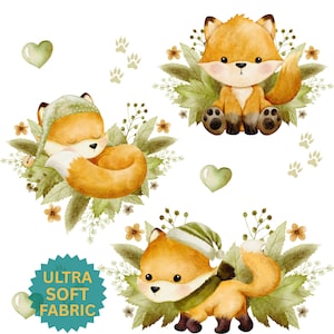 Puede incluir: Ilustración en acuarela de tres adorables zorros. Uno está durmiendo, otro está sentado y el tercero está de pie. Cada zorro está rodeado de hojas verdes y pequeñas flores. La imagen incluye huellas de patas, corazones y el texto "ULTRA SOFT FABRIC".