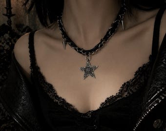 Collana gotica con ciondolo a stella, girocollo punk con catena a borchie, gioielli dall'estetica dark, collana grunge alternativa, collana vistosa in argento, regalo unisex