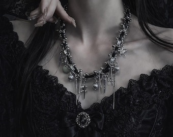 Collana girocollo gotica con ciondoli, gioielli dall'estetica dark, collana grunge, girocollo a catena nera, ciondolo di moda alternativa, regalo di gioielleria di tendenza