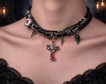 Collana girocollo gotica con croce, catena in pelle nera con borchie e ciondoli, ciondolo a croce con cristallo rosso, gioielli punk grunge, regalo di moda alternativa