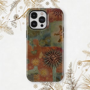 Puede incluir: Una funda de teléfono con un diseño artístico y colorido. La funda presenta un collage de imágenes, incluyendo un sol con una cara, figuras y otras formas abstractas en tonos naranja, azul y verde. La funda tiene un acabado brillante.