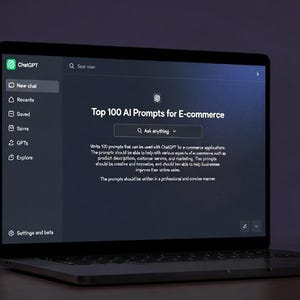 Könnte beinhalten: Ein Laptop-Bildschirm zeigt die ChatGPT-Oberfläche mit dem Text "Top 100 KI-Prompts für E-Commerce". Der Bildschirm zeigt auch das ChatGPT-Logo und Menüoptionen. Der Laptop steht auf einer dunklen Oberfläche.
