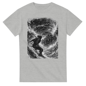 以下が含まれることがあります： ライトグレーのTシャツ。白黒のグラフィックが特徴です。グラフィックは、剣を持った人物が、渦巻く波と都市のスカイラインを背景に描かれています。デザインはドラマチックで、アクション指向のテーマを持っています。