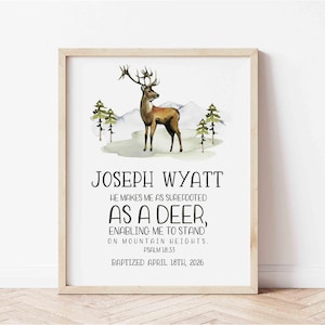 Könnte beinhalten: Ein gerahmter Druck mit einer Aquarellillustration eines Hirsches mit Geweih, vor dem Hintergrund von Bergen und Bäumen. Der Druck enthält den Namen "JOSEPH WYATT" und einen Bibelvers, mit einem Taufdatum.