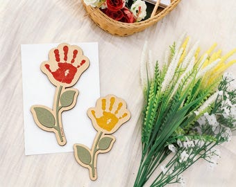 Cartello ricordo con stelo di fiore e impronta della mano - Lavoretto fai da te per bambini, regalo personalizzato per la festa della mamma o la nonna