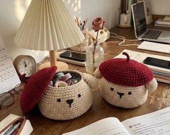 Handgjord virkad björnskrivbordsförvaringsburk med baskerhatt, söt amigurumi-djurkorg för brevpapper och smycken, estetisk heminredningspresent
