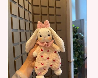 Hjärtmönster virkad kanin, Amigurumi kanin plysch, handgjort gosedjur, present till barn, Quinly virkad design, söt barnleksak