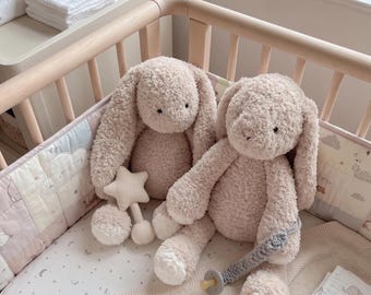 STOR REA Anpassad virkad kaninplysch, mjuk gosedjurskanin, personlig babyshowerpresent, handgjord amigurumikanin, nyfödd barnrum