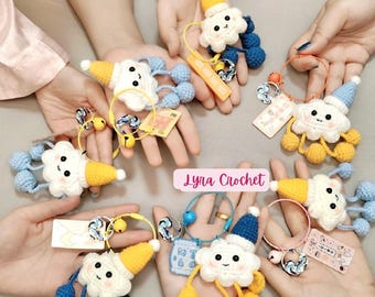 Handvirkad nyckelring med glada moln, söt amigurumi-väderpåseberlock, mjuk stjärnhattmolnplysch, kawaii bilspegeldekor, unik present