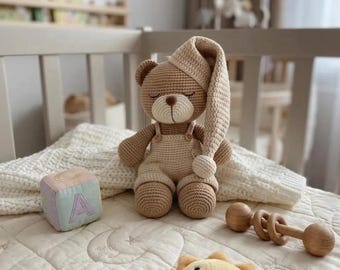 Personlig virkad sömnig björnplysch, anpassad amigurumi-nalle, nyfödd babyshowerpresent, gosedjursbarnrumsdekor, mjuk bohemisk leksak