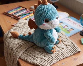 Virkad drakeplysch, blågrön amigurumi-drake, personligt gosedjur, present till drakeälskare, barnrumsinredning, mjuk sammet handgjord leksak