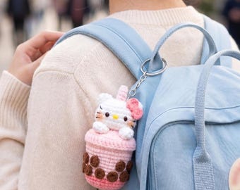 Virkad Hello Kitty Boba nyckelring, Amigurumi söt katt mjölktepåse berlock, handgjord bubbelte plyschnyckelring, kawaii present till henne ryggsäck