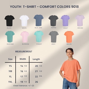 Puede incluir: Se muestra una camiseta juvenil de color mel&oacute;n, con una persona joven que la lleva puesta. La imagen muestra una carta de colores de camisetas disponibles: negro, blanco, azul vaquero, pimienta, violeta, orqu&iacute;dea, espuma de mar, flor, tiza y gris. Tambi&eacute;n se proporcionan detalles de medici&oacute;n.