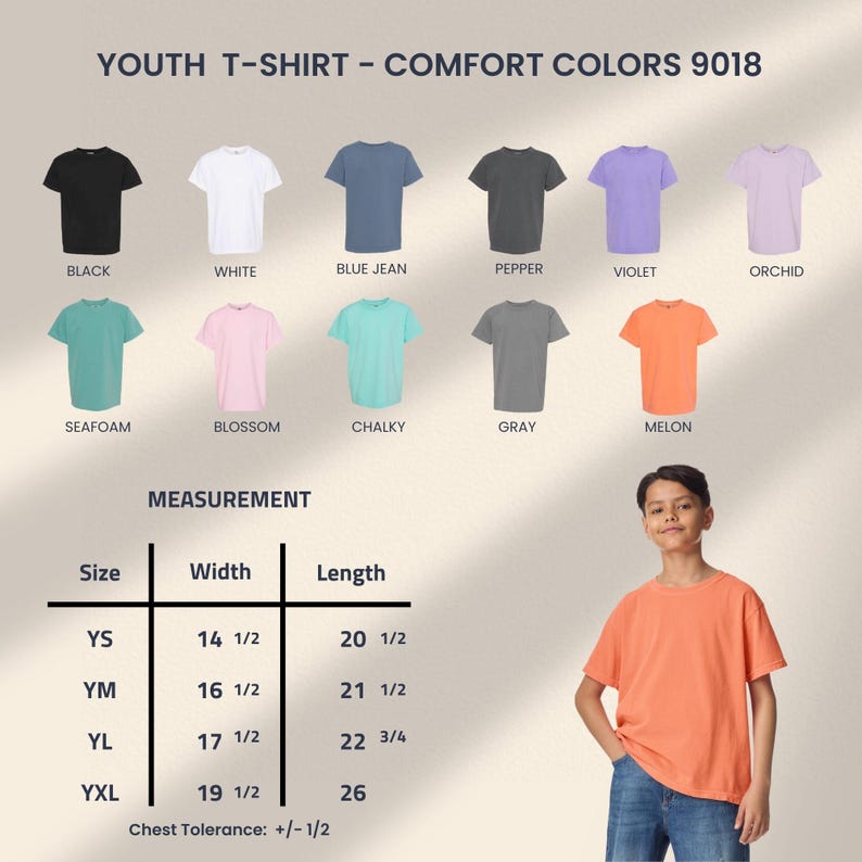 Puede incluir: Se muestra una camiseta juvenil de color mel&oacute;n, con una persona joven que la lleva puesta. La imagen muestra una carta de colores de camisetas disponibles: negro, blanco, azul vaquero, pimienta, violeta, orqu&iacute;dea, espuma de mar, flor, tiza y gris. Tambi&eacute;n se proporcionan detalles de medici&oacute;n.