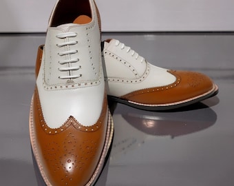 Handgjorda herrskor i vitt och brunt läder med vingspets i brogue-modell | Leatherley