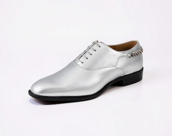 Handgefertigte Herren-Oxford-Schuhe aus silberfarbenem Leder | Kubanischer Absatz | Leatherley