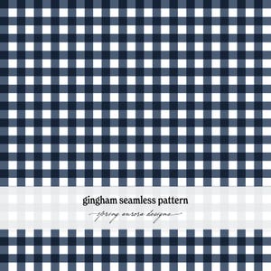 Può includere: Un motivo a quadretti vichy senza cuciture con una griglia ripetuta di quadrati blu navy scuro, blu medio e bianco. Una fascia bianca orizzontale al centro mostra il testo nero "gingham seamless pattern" e "spring aurora designs".