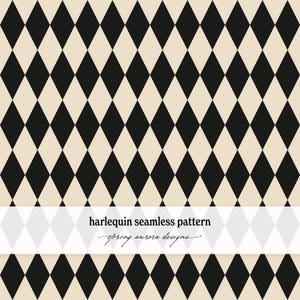 Op de afbeelding: Een naadloos harlekinpatroon met afwisselende zwarte en beige ruiten. Een witte horizontale band over het onderste gedeelte toont de zwarte tekst harlequin seamless pattern en de cursieve tekst spring aurora designs.