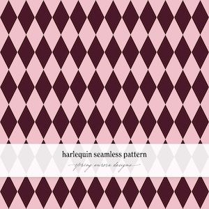 Może przedstawiać: Bezszwowy wzór w karo z naprzemiennymi ciemnobordowymi i jasnoróżowymi rombami. Biały poziomy pasek u dołu zawiera czarny napis "harlequin seamless pattern" oraz "spring aurora designs".