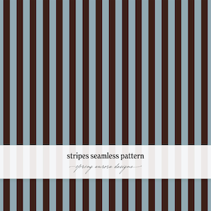Op de afbeelding: Een naadloos patroon met herhalende verticale strepen in afwisselende tinten donkerbruin en lichtblauw. Een horizontale witte band in het onderste gedeelte toont de zwarte tekst stripes seamless pattern en spring aurora designs.