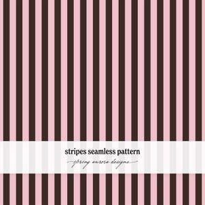 Könnte beinhalten: Ein nahtloses Muster mit sich wiederholenden vertikalen Streifen in abwechselnden Farbtönen von Hellrosa und Dunkelbraun. Ein weißes horizontales Band im unteren Bereich enthält den schwarzen Text stripes seamless pattern spring aurora designs.