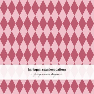 Op de afbeelding: Een naadloos harlekinpatroon met afwisselende ruitvormen in tinten lichtroze en donkerroze. Een horizontale witte banner in het midden toont de zwarte tekst harlequin seamless pattern en spring aurora designs.