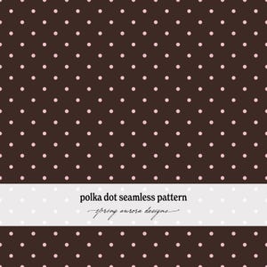 Op de afbeelding: Een naadloos patroon met een donkerbruine achtergrond en gelijkmatig verdeelde lichtroze stippen. Een horizontale witte band in het midden toont de zwarte tekst "polka dot seamless pattern" en "spring aurora designs".