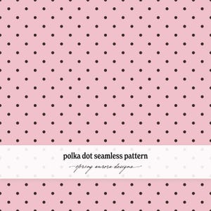 Puede incluir: Un patrón sin costuras con pequeños puntos de color marrón oscuro espaciados uniformemente sobre un fondo rosa claro. Una banda blanca horizontal en el centro muestra el texto negro "polka dot seamless pattern" y "spring aurora designs".