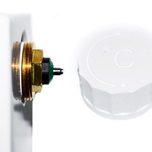 Puede incluir: Un letrero de madera hecho a mano con el texto "Welcome to our home" en un estilo manuscrito. El letrero está pintado de blanco con un acabado envejecido y un borde marrón oscuro. Diseñado para uso en interiores o exteriores.