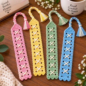 Puede incluir: Cuatro marcapáginas rectangulares de ganchillo en rosa, amarillo, verde claro y azul. Cada marcapáginas presenta un diseño de cordones blancos estilo corsé con un lazo trenzado a juego y una borla bicolor en la parte superior.