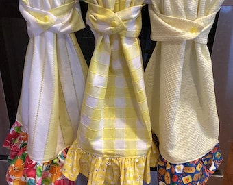 Hanging Kitchen Towel Set, Daisy, Food or floral, Ruffled, Stay Put Snaps