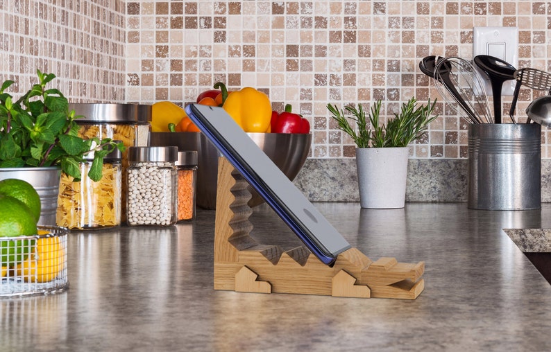 ALLIGATOR Multiangle Cell Phone Stand Oak Wood Rustic Wooden iPhone Stand For Desk Smart phone Holder Adjustable Angle for Android Apple