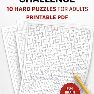 Op de afbeelding: Afbeelding van afdrukbare doolhofpuzzels voor volwassenen. De afbeelding bevat de tekst "EXTREME MAZE CHALLENGE" en "10 HARD PUZZLES FOR ADULTS PRINTABLE PDF". Een rode sticker leest "FUN BRAIN TEASERS". Een gele potlood ligt op de puzzels.