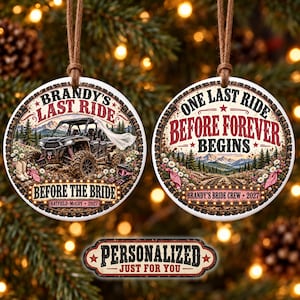 Könnte beinhalten: Zwei runde Keramikornamente mit braunen Kordeln zum Aufhängen. Das linke Ornament zeigt ein Geländefahrzeug, einen Schleier und den Text BRANDY'S LAST RIDE BEFORE THE BRIDE HATFIELD-MCCOY 2027. Das rechte zeigt den Text ONE LAST RIDE BEFORE FOREVER BEGINS.